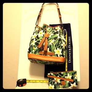 054 Bucket bag w/ wristlet